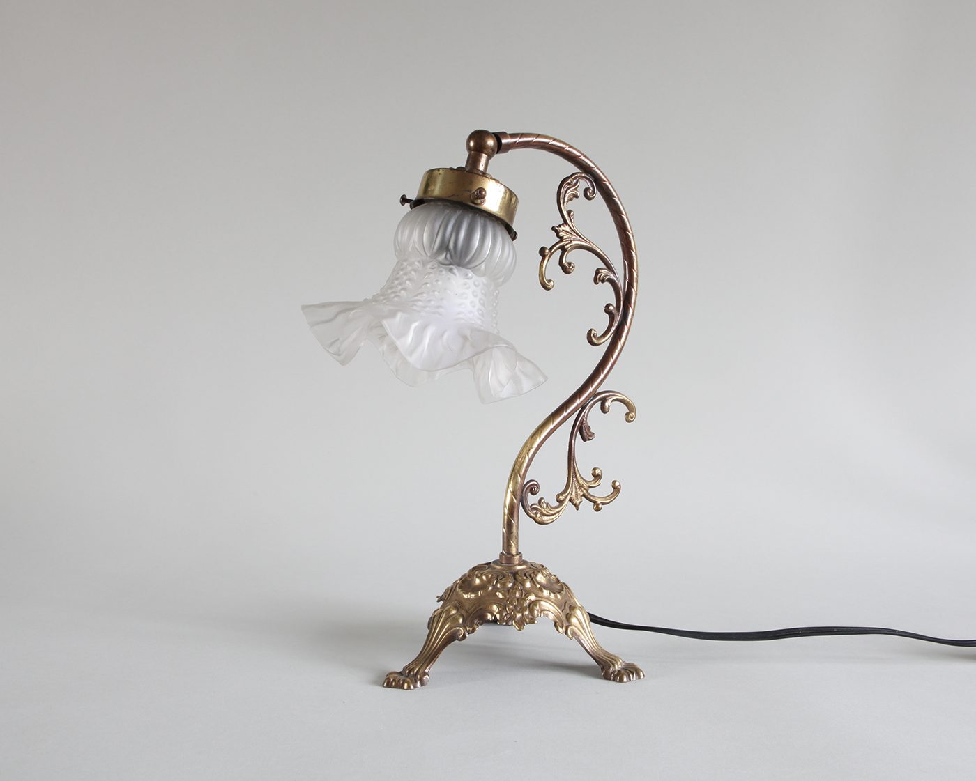 Impasse Wat mensen betreft democratische Partij Art nouveau tafellamp - messing met glazen kap - Art and Lighting