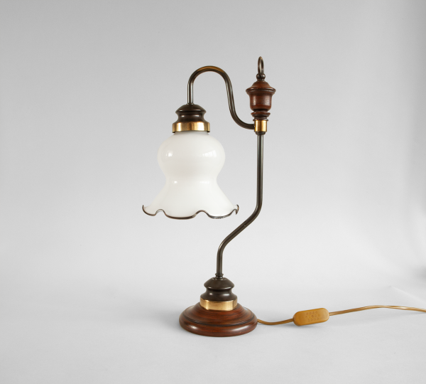 Messing tafellamp met opaline bloem table lamp with opaline lamp shade