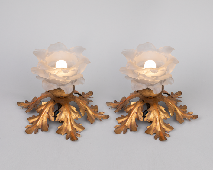 Set of two gilded wall lamps with glass roses by Banci Firenze. The fixture is made of metal and is gilded with gold leaf. The lamp shades are made of hand blown glass in the shape of roses. They are made in Italy in the 1960s.
